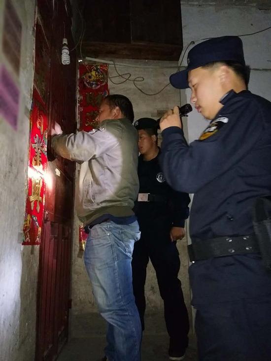 平乐乡粗心妈妈误将幼女锁家中 